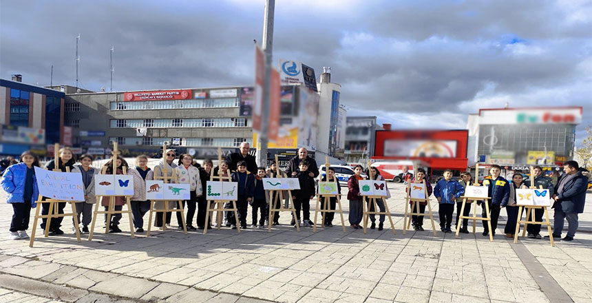 ERZİNCAN’DA İNGİLİZCE VE SANAT BULUŞTU: FİDEM KOLEJİ ÖĞRENCİLERİNDEN RENKLİ SERGİ
