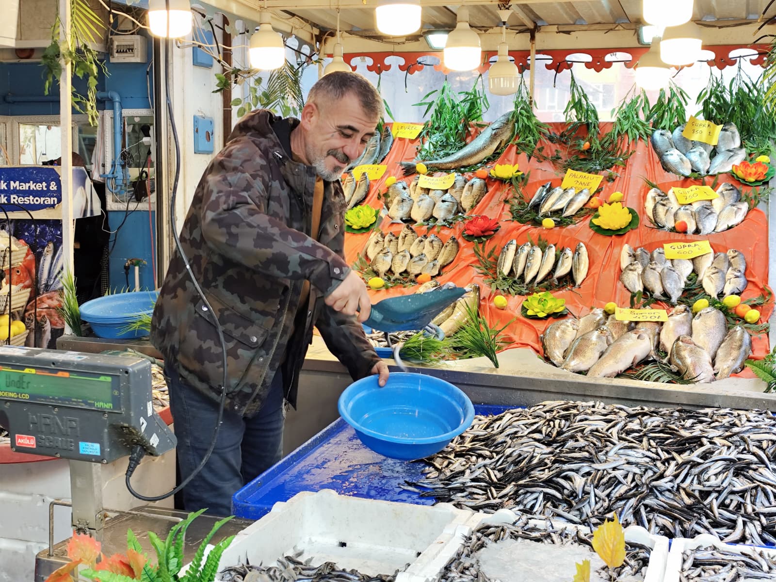 ERZİNCANLI BALIKÇIDAN KRİTİK UYARI: “KAR YAĞMAZSA HAMSİYİ TEZGÂHTA BULMAK ZORLAŞACAK”