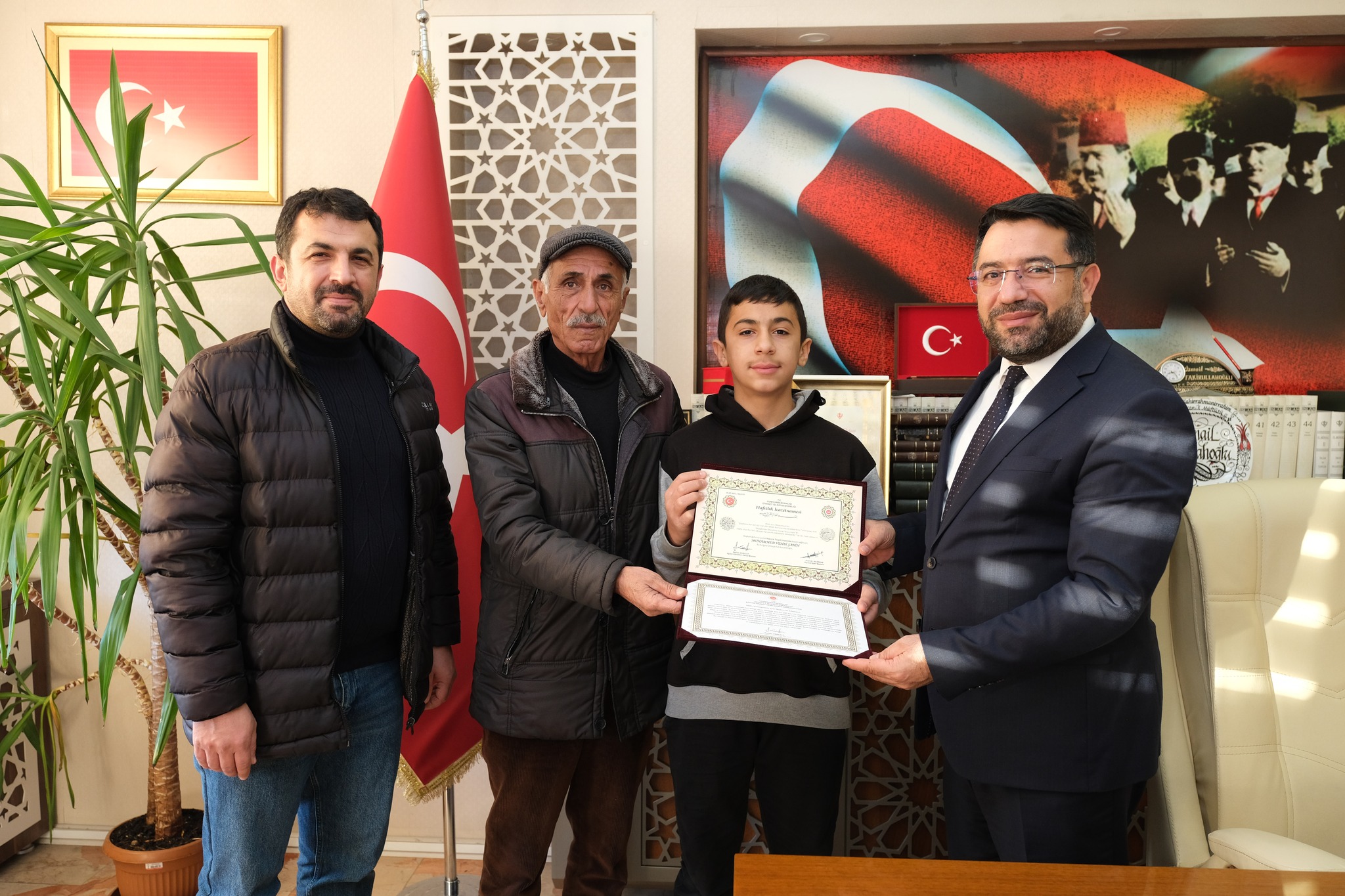 Müftü FAKİRULLAHOĞLU’ndan Hafızlık Yolundaki Öğrenciye Belge