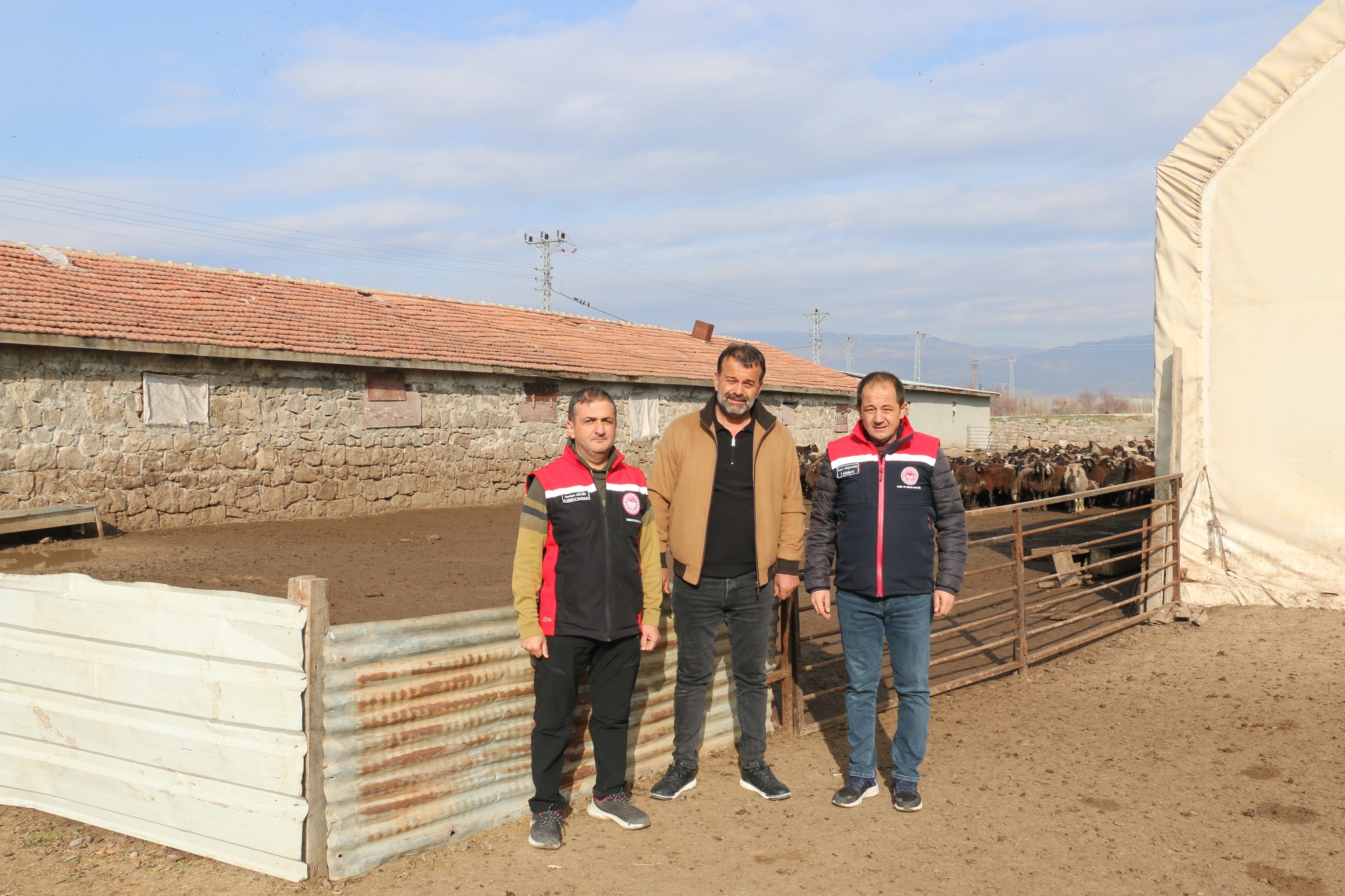 İL MÜDÜRÜ KOÇAKER’DEN KÖPRÜBAŞI’NDA MODERN HAYVANCILIK TESİSİNE ZİYARET