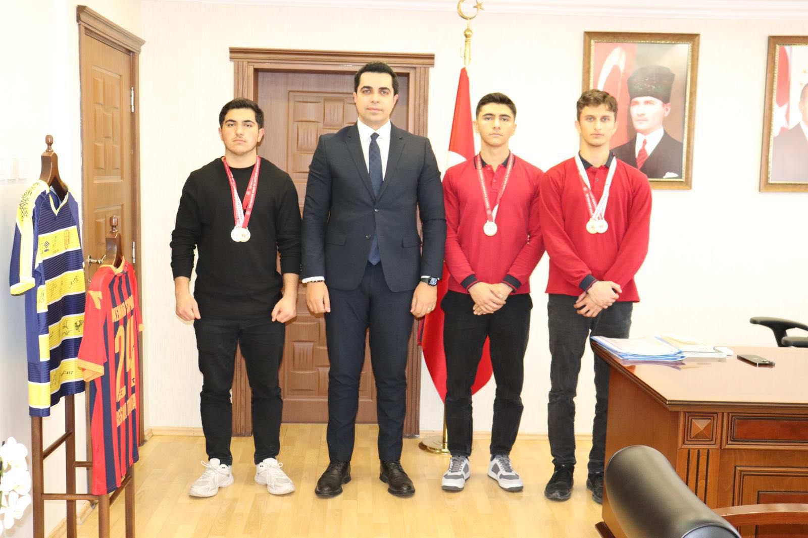 KEMAH SULTAN MELİK ÇPAL ÖĞRENCİLERİNDEN BİLEK GÜREŞİNDE BÜYÜK BAŞARI