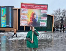 Karlı Havada Küresel Isınmaya Dikkat Çekti