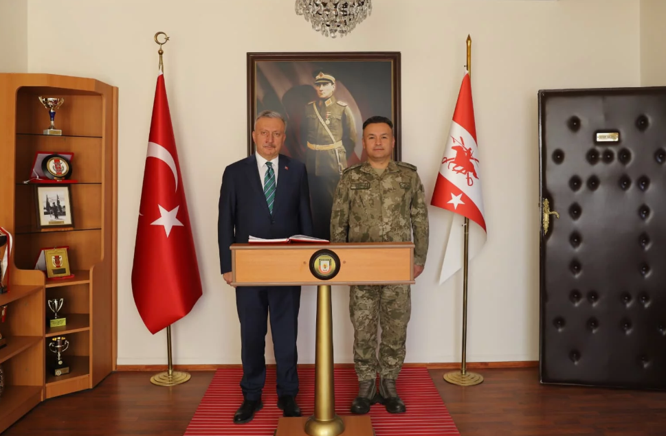 REKTÖR LEVENT’TEN 59. HAVAN VE TOPÇU EĞİTİM TUGAY KOMUTANLIĞINA HAYIRLI OLSUN ZİYARETİ