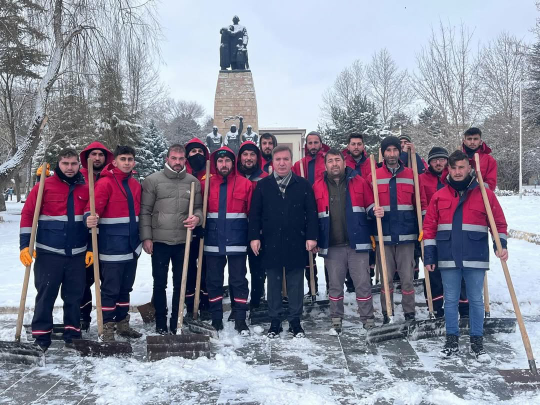 Soğuk Havada Sıcak Gönüller: Vali AYDOĞDU Belediye İşçileriyle Buluştu