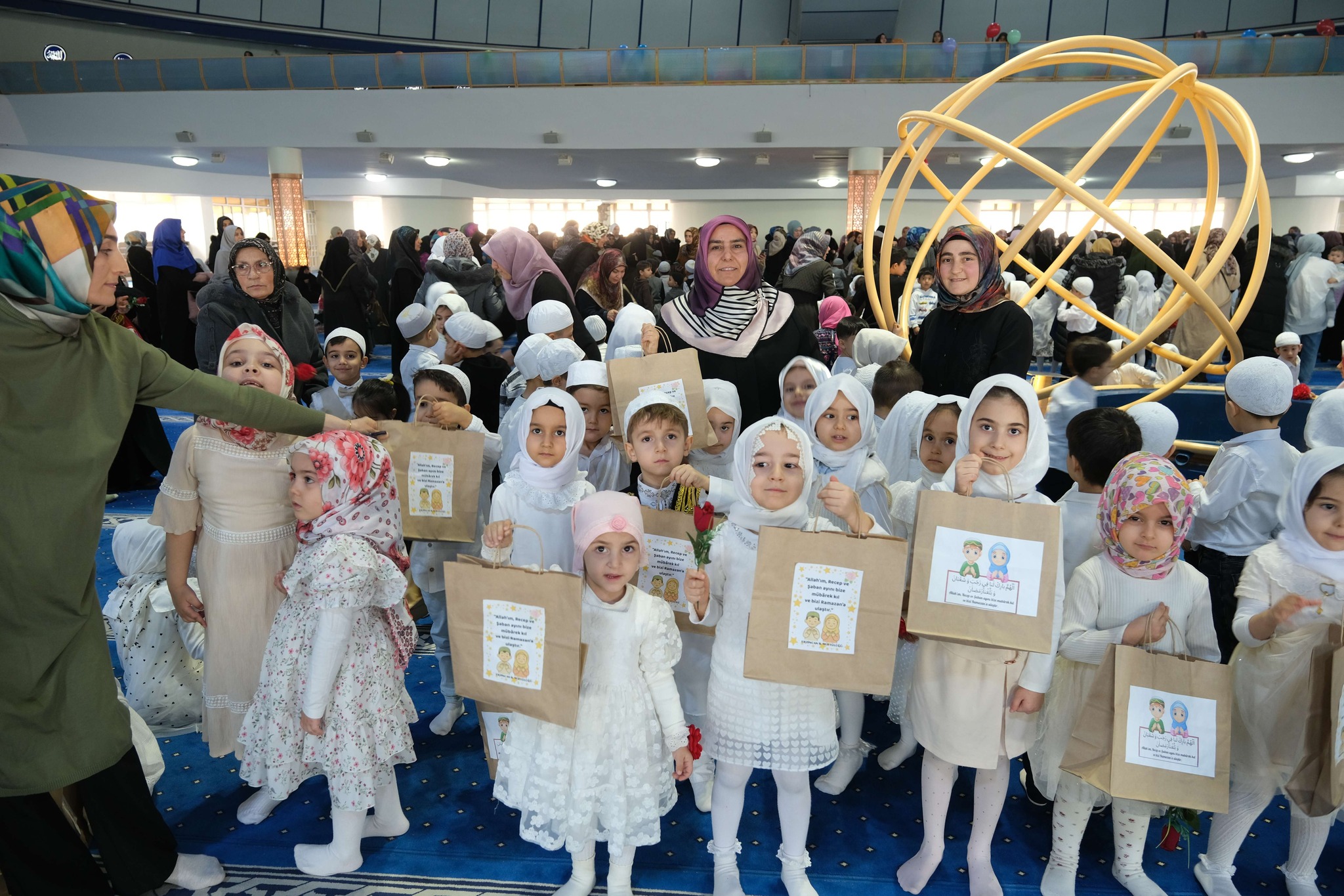 Terzibaba Camii’nde Üç Aylar Sevinci Miniklerle Paylaşıldı