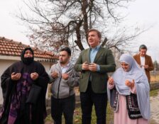 VALİ AYDOĞDU, UMRE’YE GİDEN ÖZEL EVLATLAR SÜMEYRA VE AHMET’İ UĞURLADI