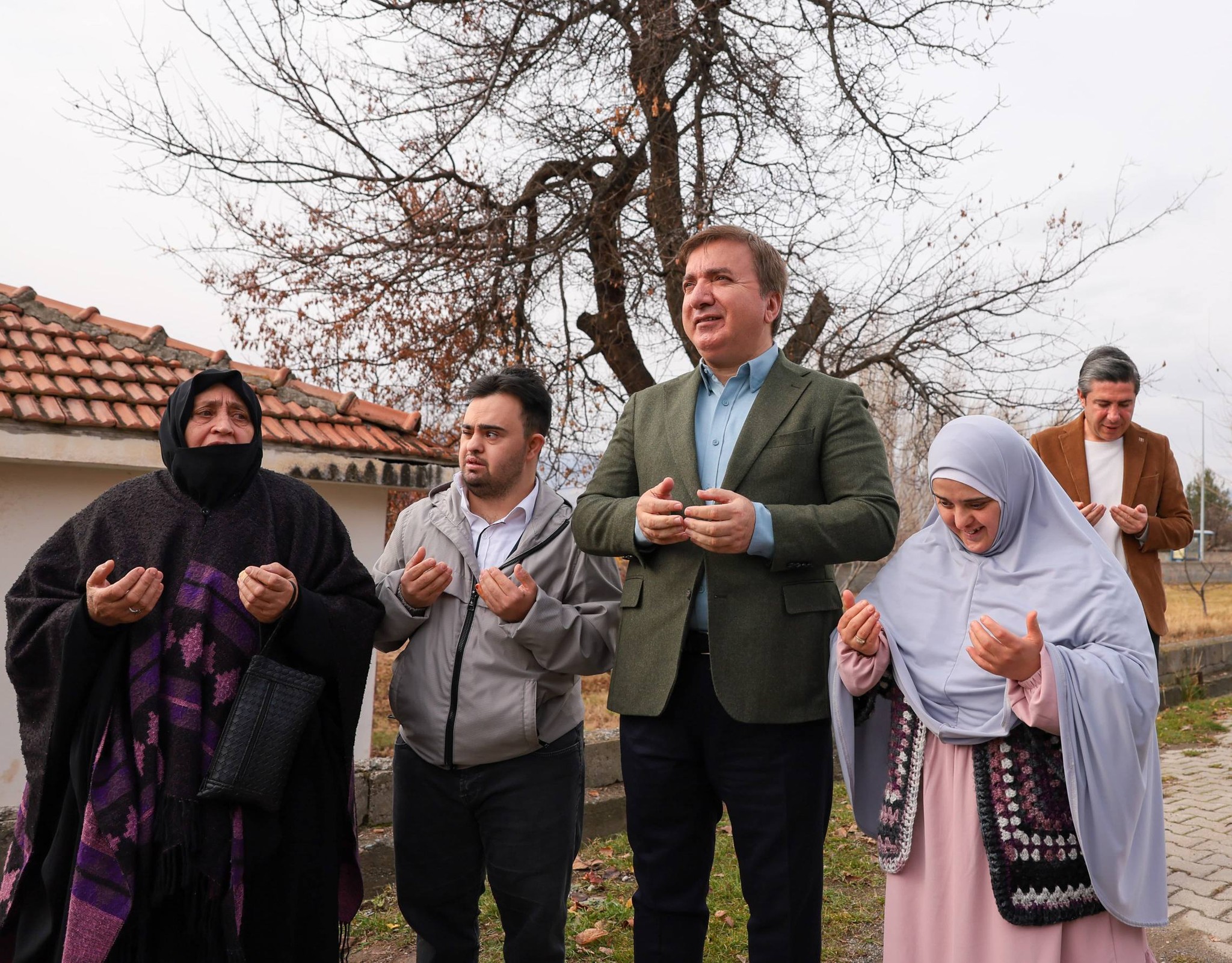 VALİ AYDOĞDU, UMRE’YE GİDEN ÖZEL EVLATLAR SÜMEYRA VE AHMET’İ UĞURLADI