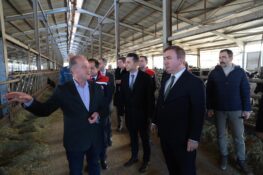 VALİ AYDOĞDU’DAN ÜZÜMLÜ’DE TKDK DESTEKLİ SÜT TESİSİNE ZİYARET