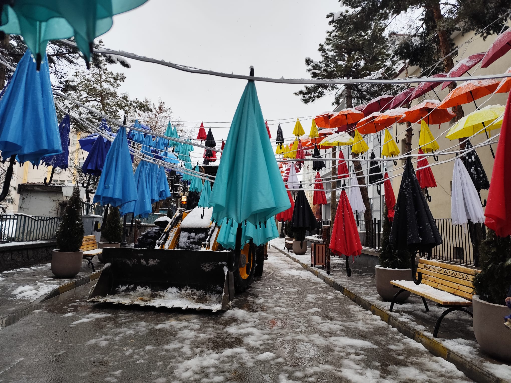 Vali Yazıcıoğlu Caddesi’ndeki Şemsiyeler Tedbir Amaçlı Kapatıldı