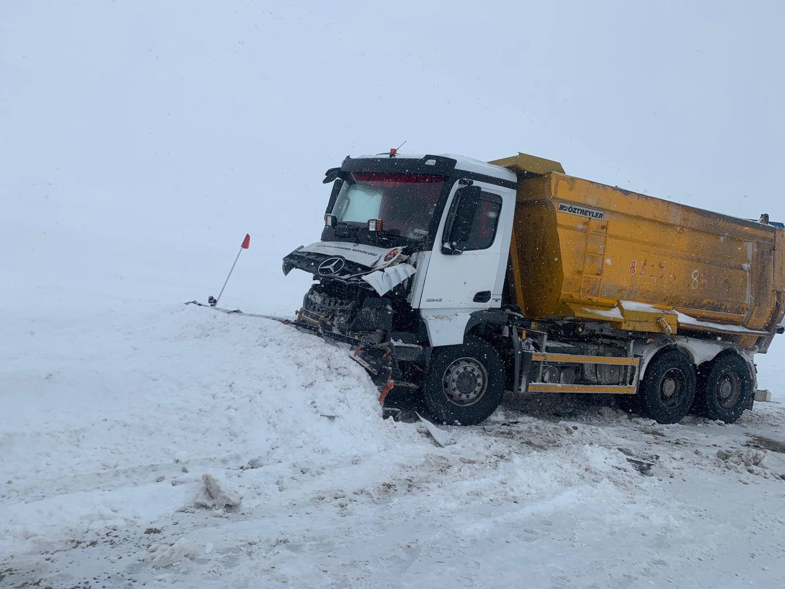 Erzincan’da Karayolları Aracı Kaza Yaptı: Ekipler Zorlu Kış Şartlarında 7/24 Görev Başında