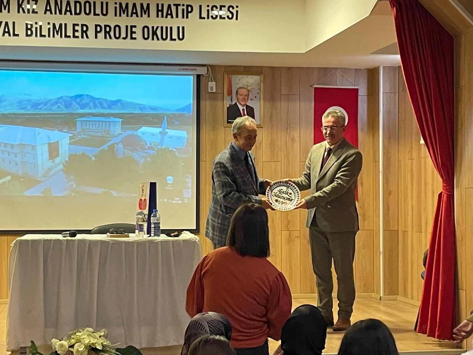 Anadolu Edipleri Projesi Kapsamında Sadık YALSIZUÇANLAR Gençlerle Buluştu