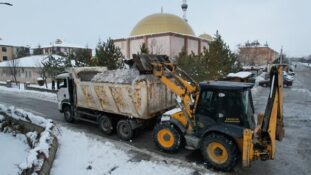 Belediye Ekiplerinden Güvenli Ulaşım İçin Yoğun Kar Çalışması