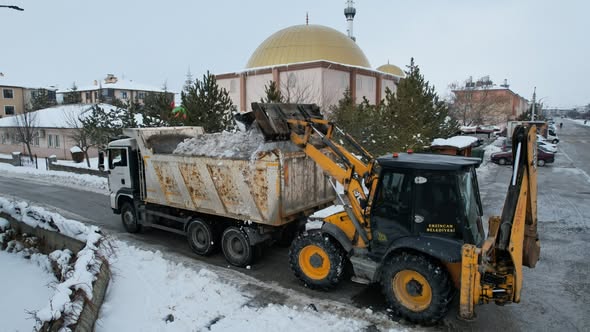 Belediye Ekiplerinden Güvenli Ulaşım İçin Yoğun Kar Çalışması