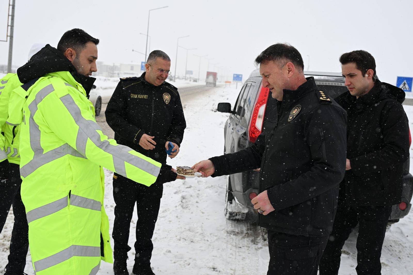 İl Emniyet Müdürü Baybaba’dan Kar Altında Görev Yapan Polislere Moral Ziyareti
