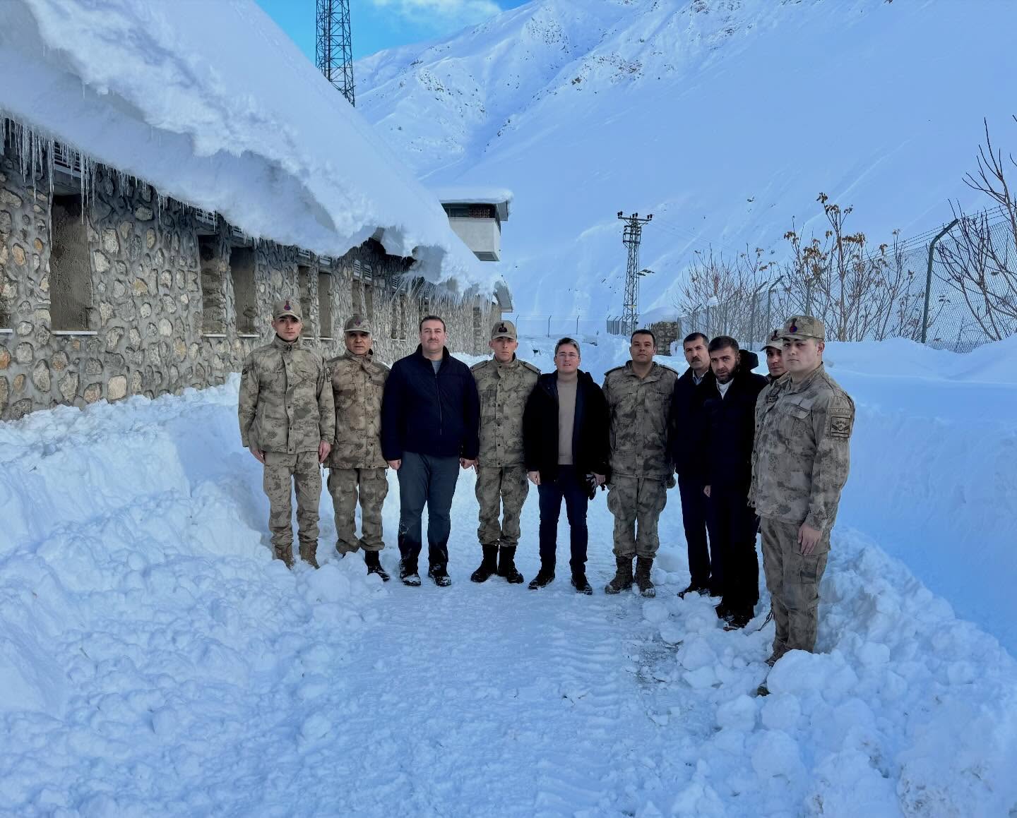 Kaymakam ARIKAN’dan Çığ Bölgesi Sonrası Başbağlar Karakolu’na Moral Ziyareti