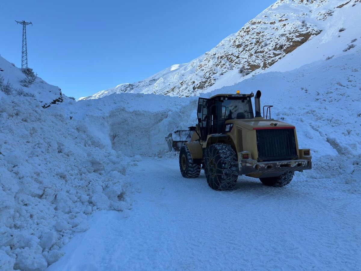 Kemaliye’de Çığ Alarmı: Başpınar–Başbağlar Grup Yolu Ulaşıma Kapandı