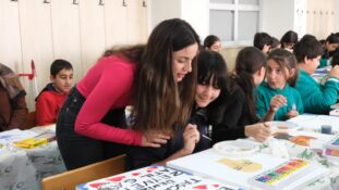 Minik Eller Tuvallere Dokundu, Ortaya Renkli Görüntüler Çıktı