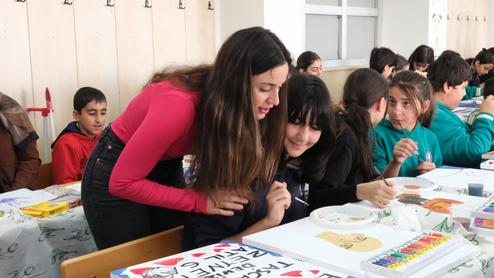 Minik Eller Tuvallere Dokundu, Ortaya Renkli Görüntüler Çıktı