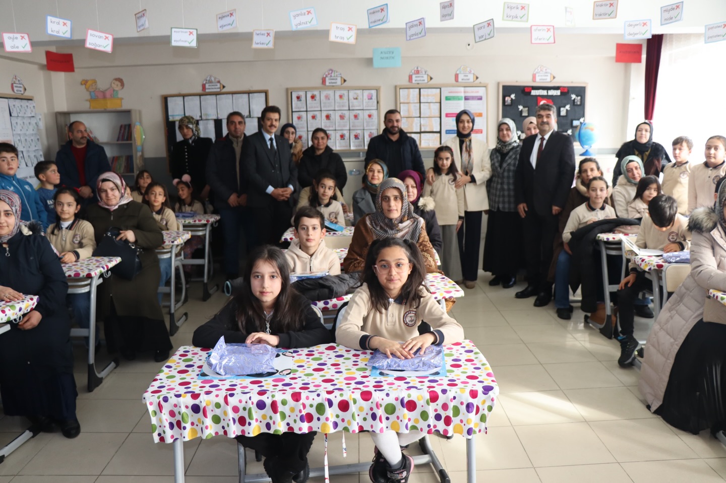 Tercan’da Karne Sevinci: Kaymakam KISA DUMAN Öğrencilerin Heyecanına Ortak Oldu