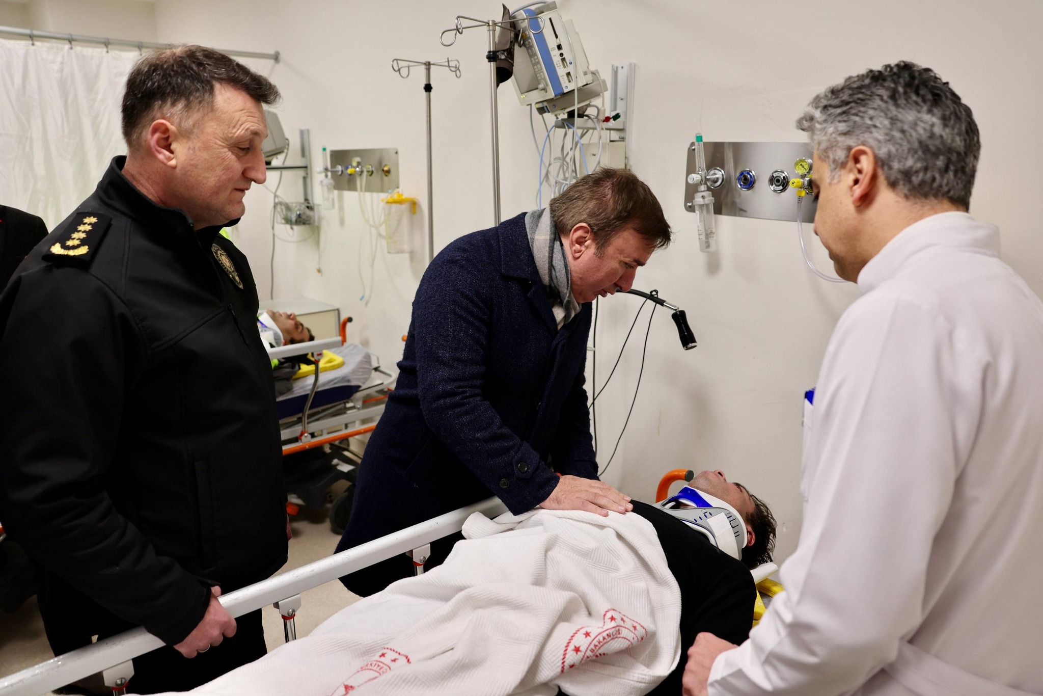 Vali AYDOĞDU’dan Yaralı Polis Memurlarına Hastanede Ziyaret