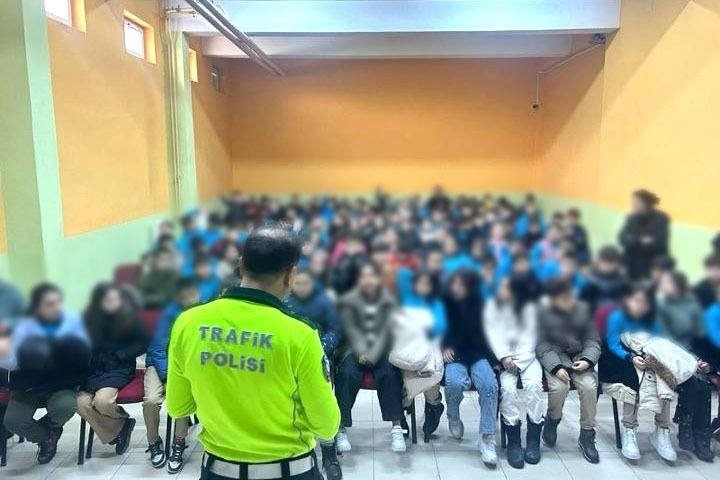 Çocuk Polisi Öğrencileri Bilgilendirdi