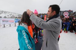 Ergan Dağı’nda Minik Kayakçılar Zirveye Koştu