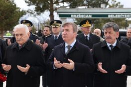 Erzincan’da 108. Yıl Vefası: Şehitler Dualarla Anıldı, Karanfillerle Yâd Edildi