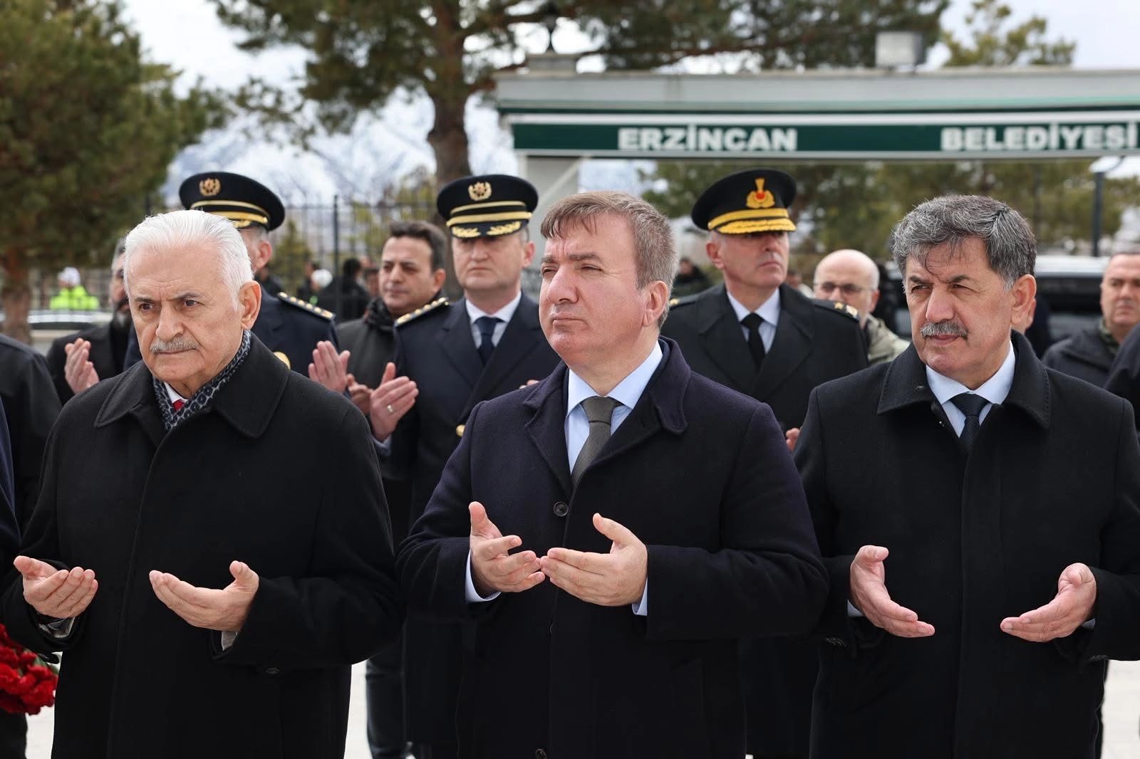 Erzincan’da 108. Yıl Vefası: Şehitler Dualarla Anıldı, Karanfillerle Yâd Edildi