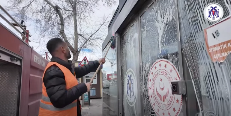 Erzincan’da Otobüs Durakları Düzenli Olarak Yıkanıyor ve Dezenfekte Ediliyor