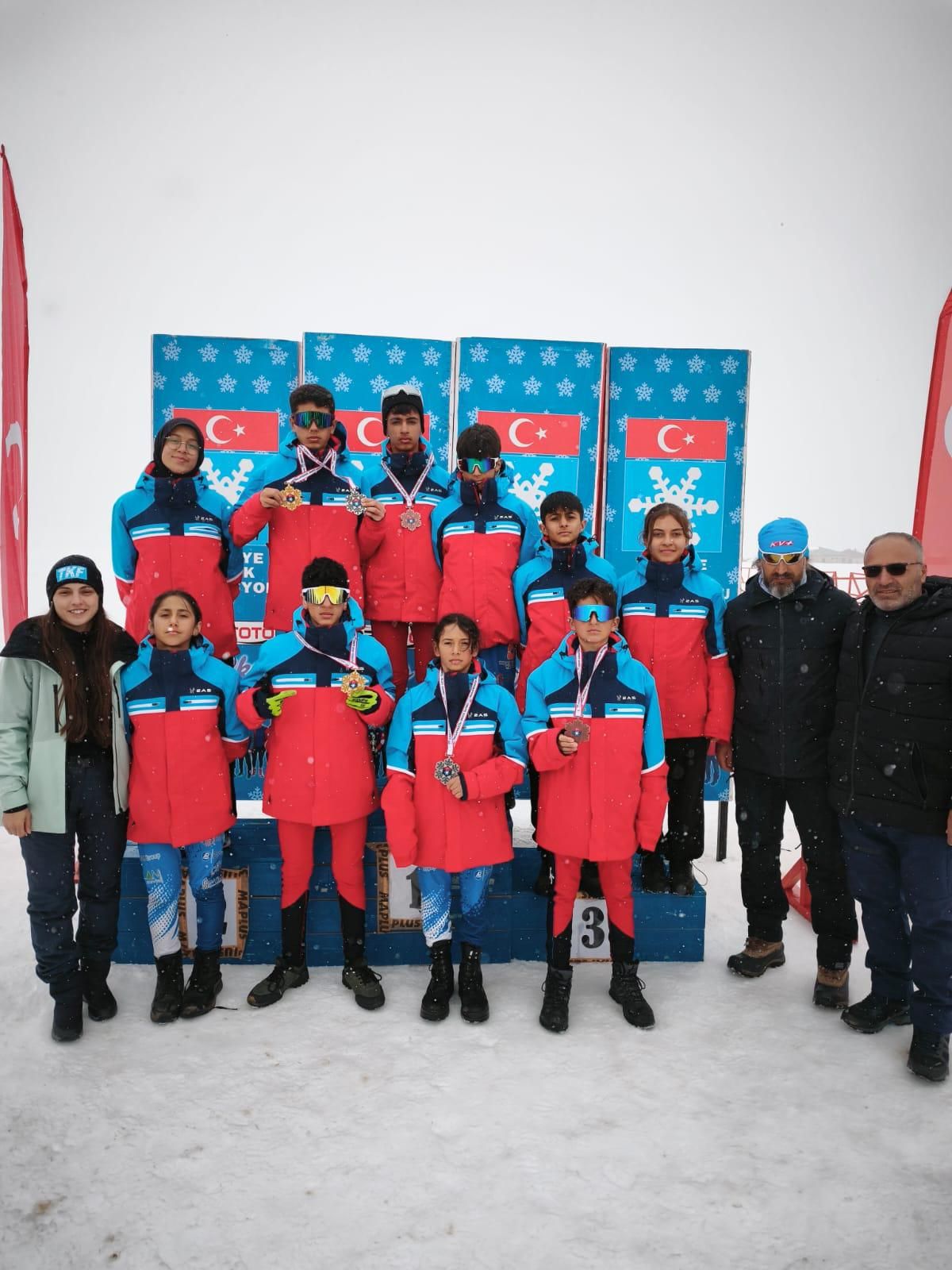 Erzincanlı Kayakçılardan Hakkari’de Madalya Yağmuru