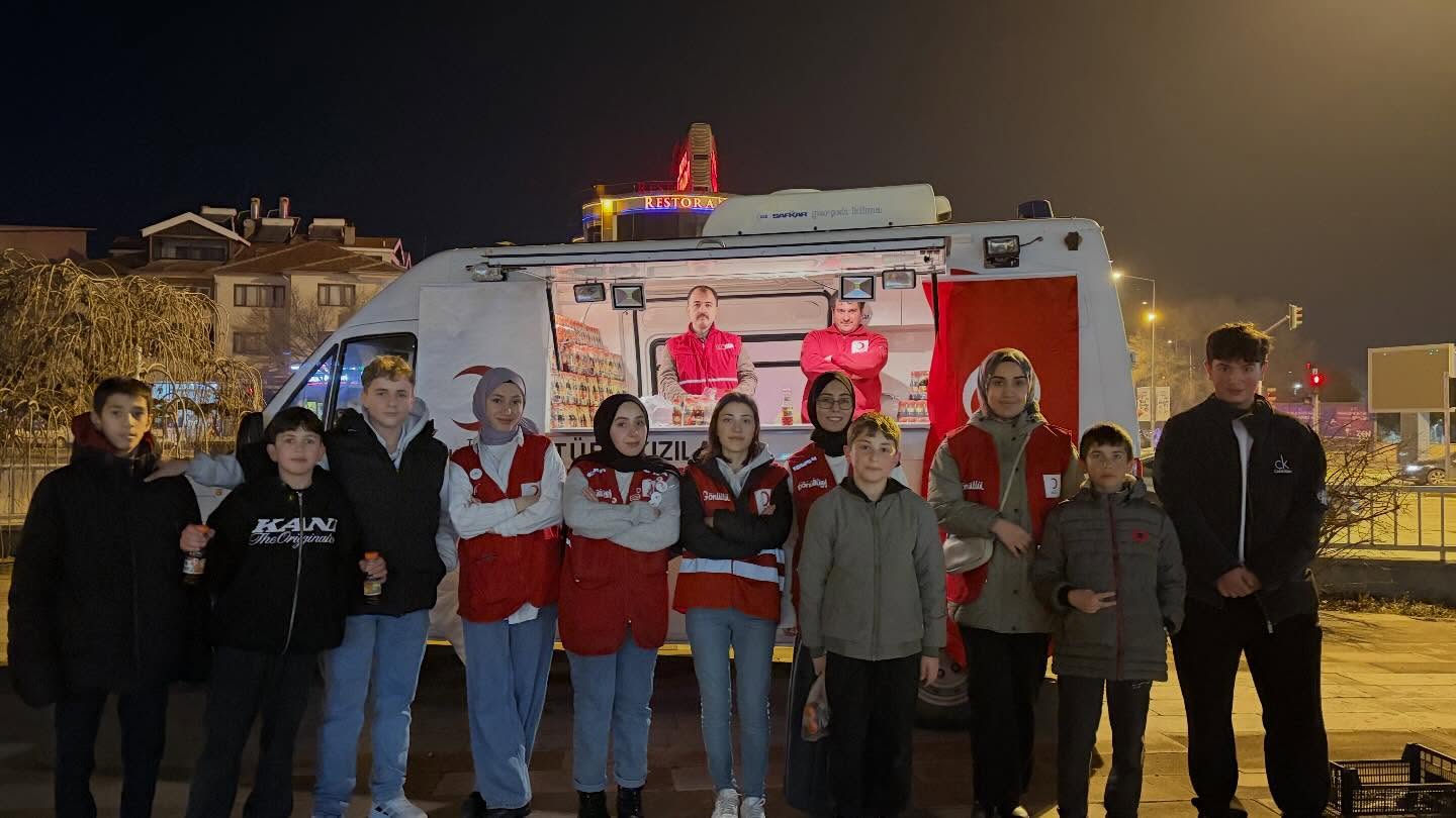 Genç Kızılay Gönüllülerinden Vatandaşlara Teravih Çıkışı İkram