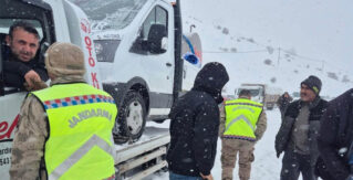 Kar ve Fırtına Ulaşımı Vurdu: Pöske’de Trafik Durduruldu