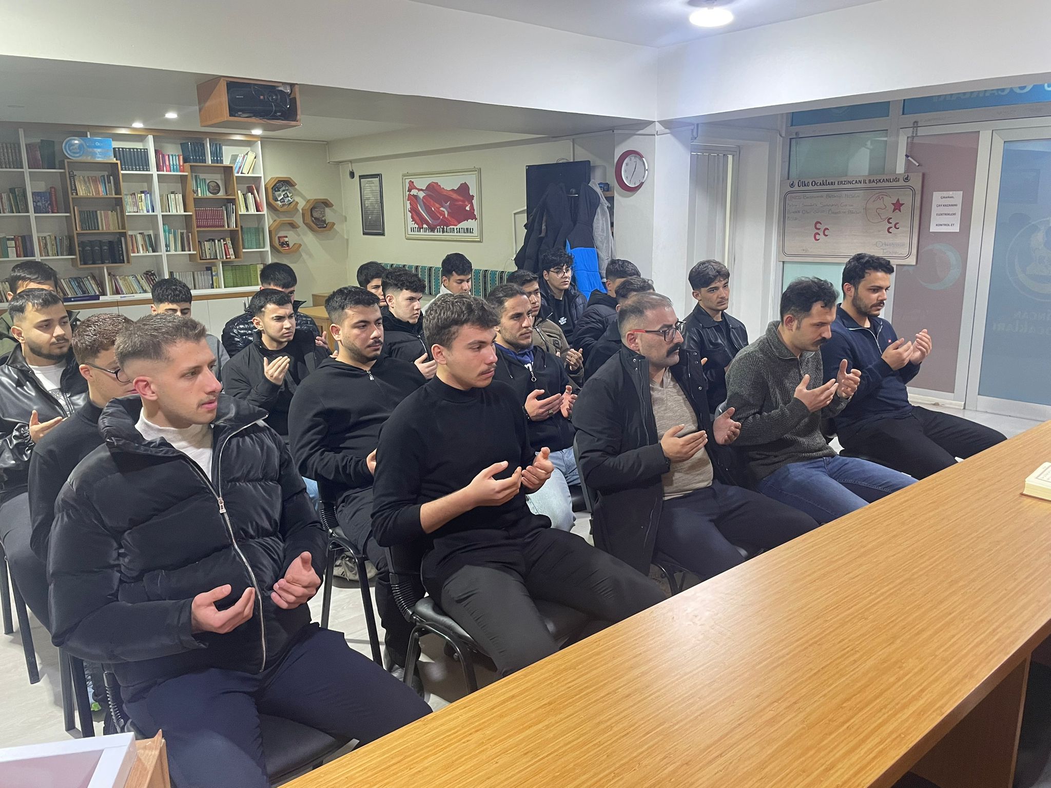 Ülkü Ocakları Erzincan’da Asrın Felaketinde Hayatını Kaybedenler İçin Kur’an Tilaveti Düzenledi