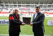 Amigo Necdet’e 24 Erzincanspor’dan Vefa Plaketi