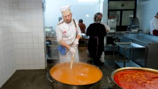 Erzincan Belediyesi’nden İhtiyaç Sahibi ve Yaşlılara İftar Hizmeti