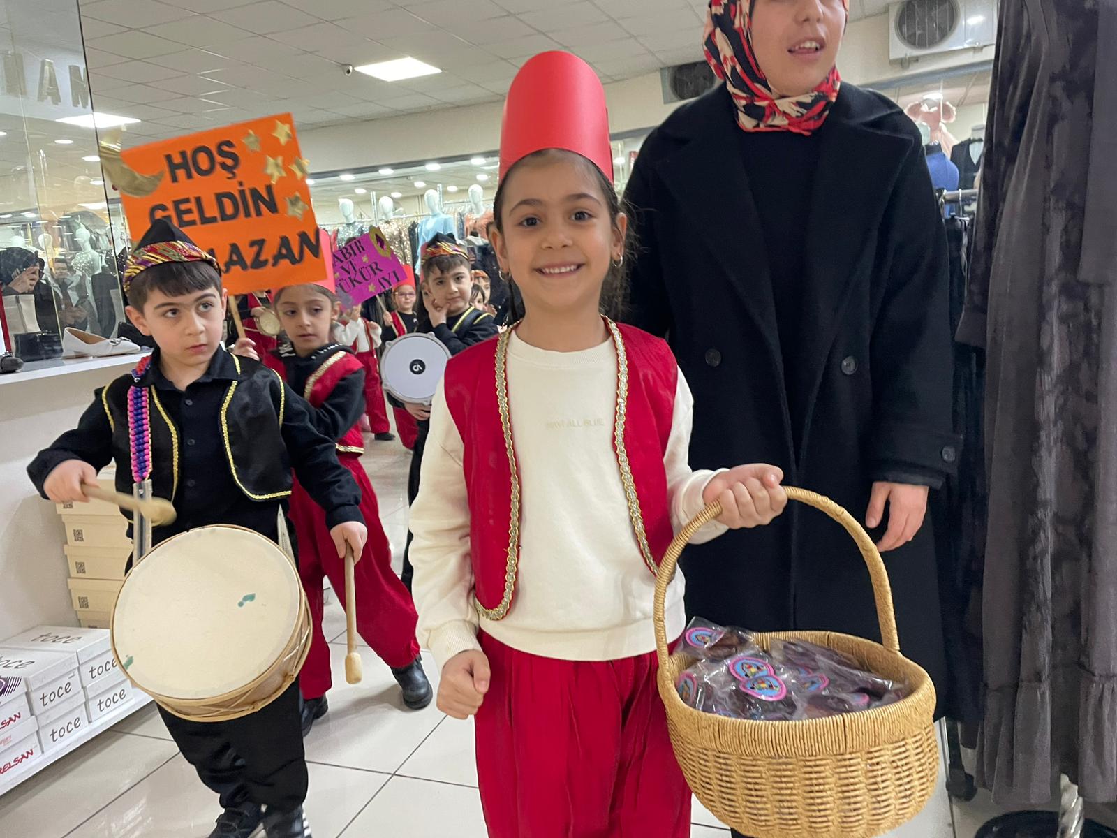 Erzincan’da Ramazan Neşesi: Minik Öğrencilerden Çarşı Esnafına Ziyaret