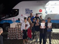 Kadir Gecesi’nde Vatandaşlara 500 Kur’an-ı Kerim Hediye Edildi