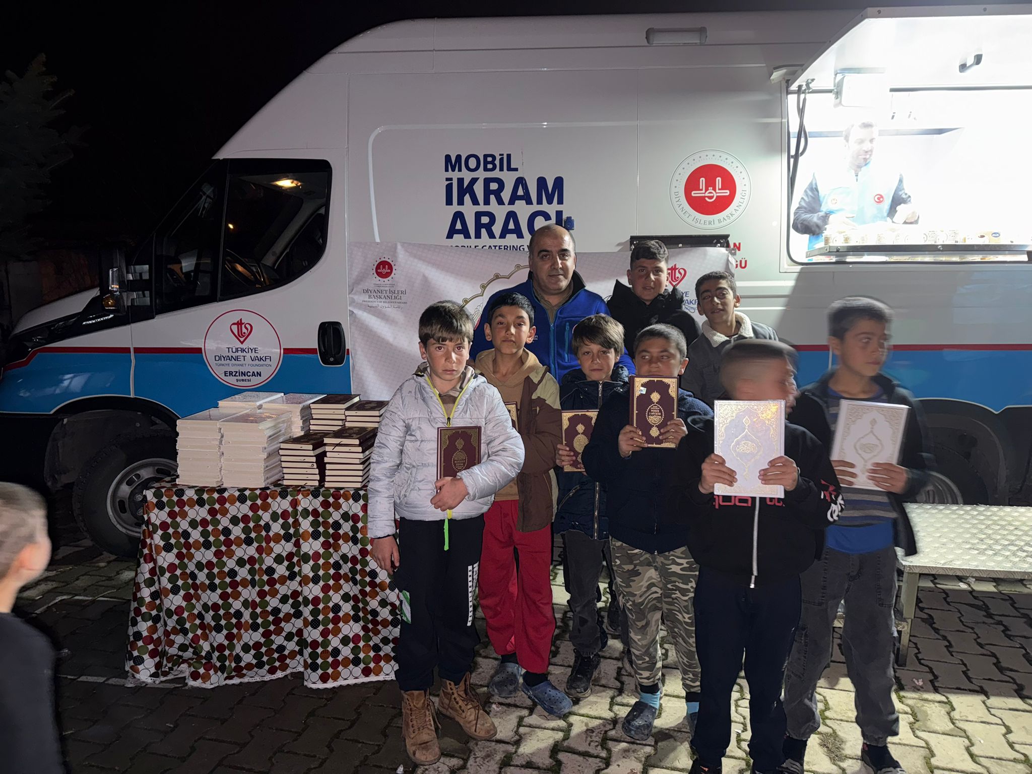 Kadir Gecesi’nde Vatandaşlara 500 Kur’an-ı Kerim Hediye Edildi