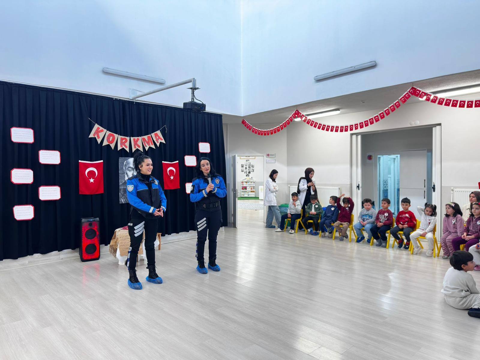 Minik Öğrencilere Polislerden Güvenlik Eğitimi