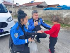 Polislerden Gönül Isıtan Bayram Sürprizi