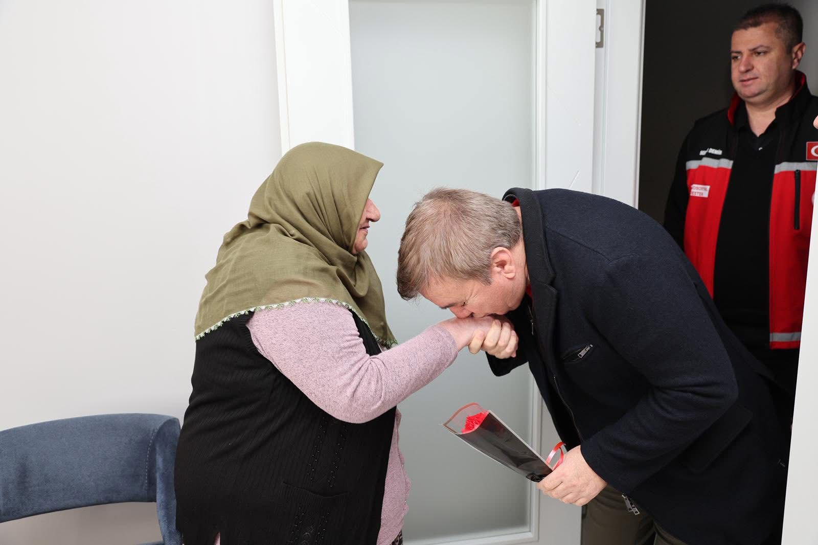 Vali AYDOĞDU’dan Şehit Annesine 8 Mart Ziyareti