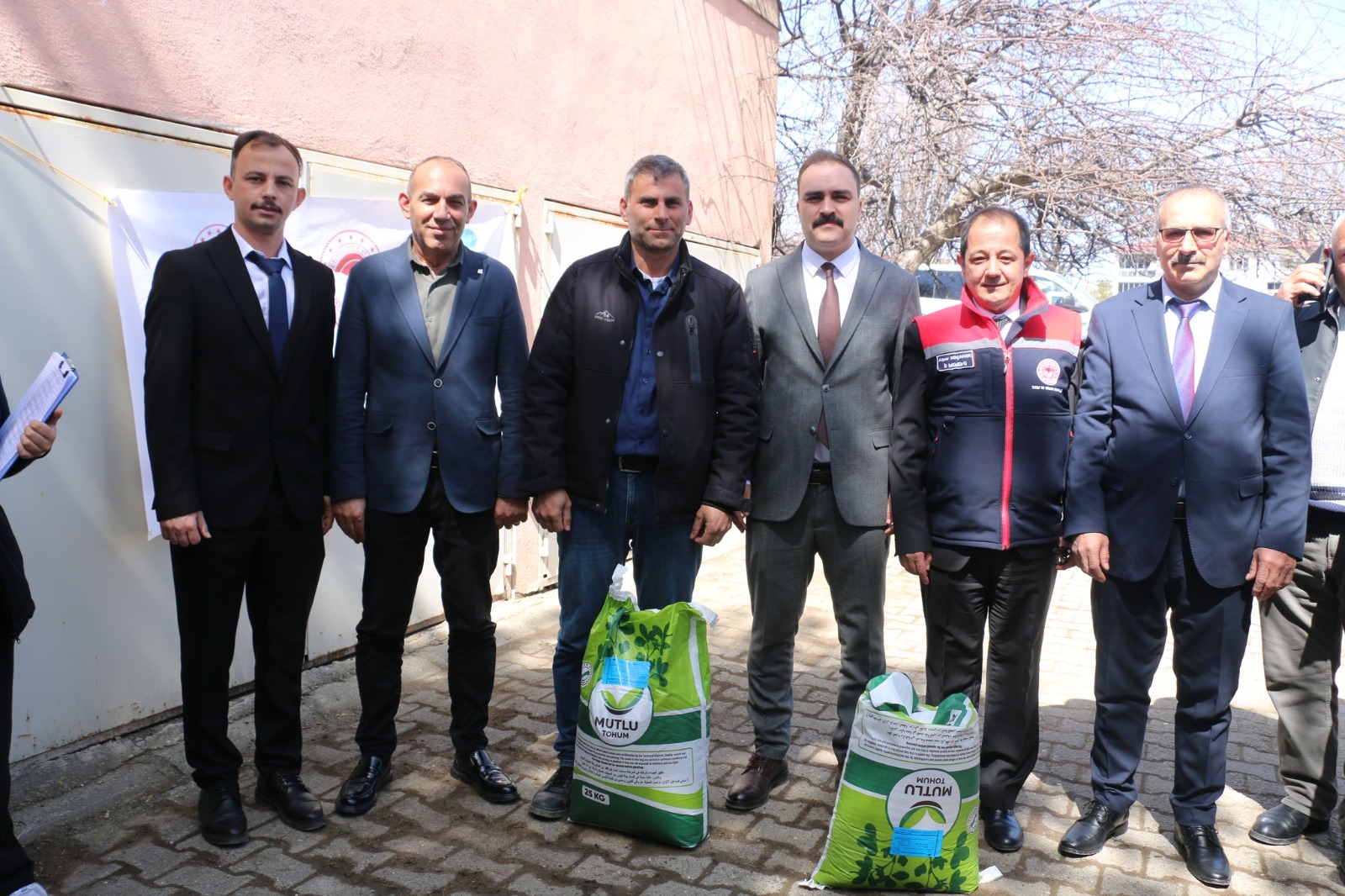 Erzincan’ın Çayırlı ilçesinde, kaba yem açığının azaltılması ve hayvancılıkta verimliliğin artırılması amacıyla 133 çiftçiye toplam 10 bin kilogram yonca tohumu dağıtıldı.