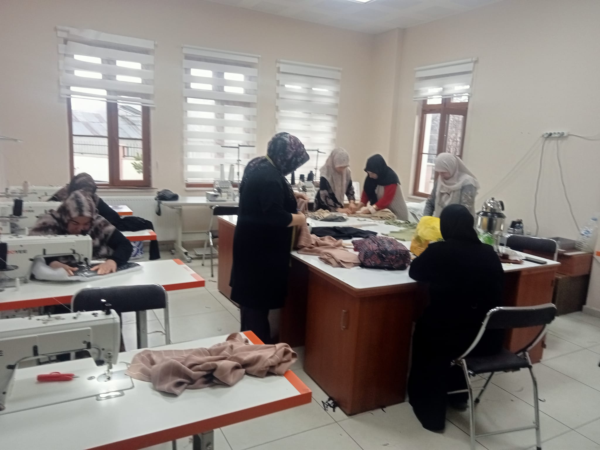 Çayırlı’da Kadınlara Meslek Kapısı: Çocuk Giyim Dikim Kursu Başladı