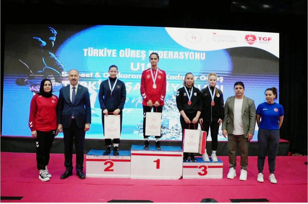 Erzincanlı Güreşçilerden Türkiye Derecesi