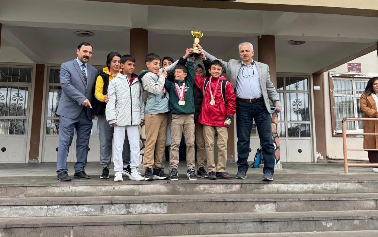 İMKB Müşir Zeki Paşa Ortaokulu Atletizmde Erzincan’ı Bölge Finalinde Temsil Edecek