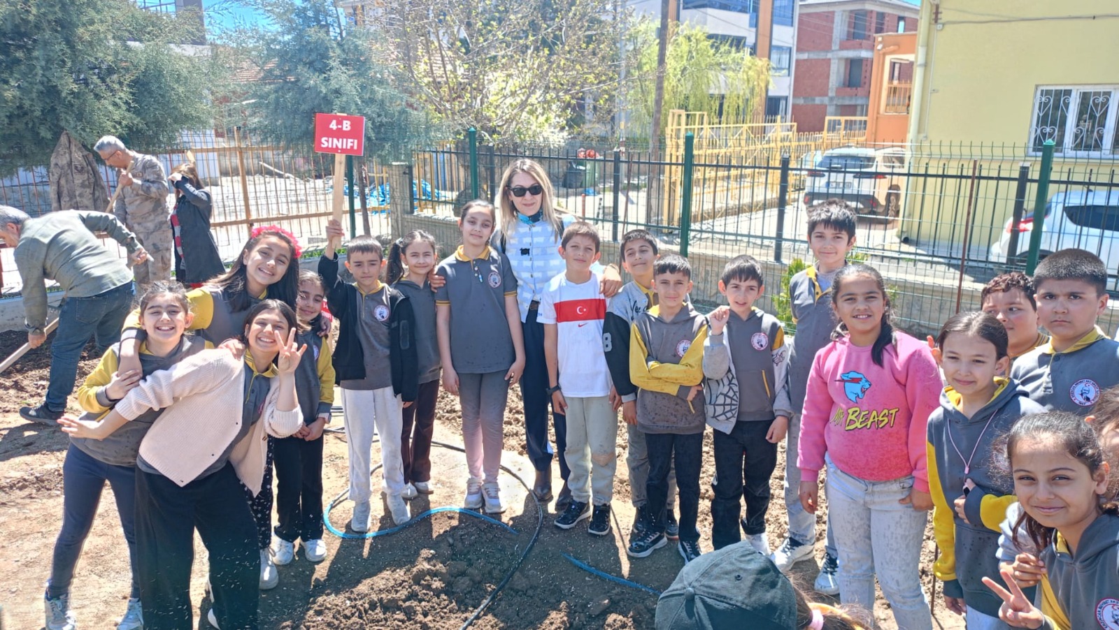 Minik Eller Toprakla Buluştu: Hobi Bahçesi Çocuklarla Şenlendi