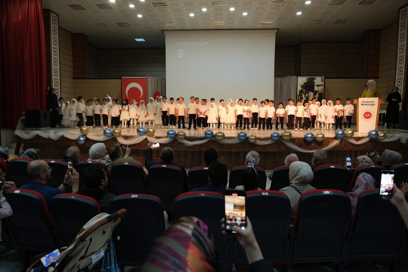 Erzincan’da 4-6 Yaş Kur’an Kursu Öğrencilerine Coşkulu Mezuniyet Töreni