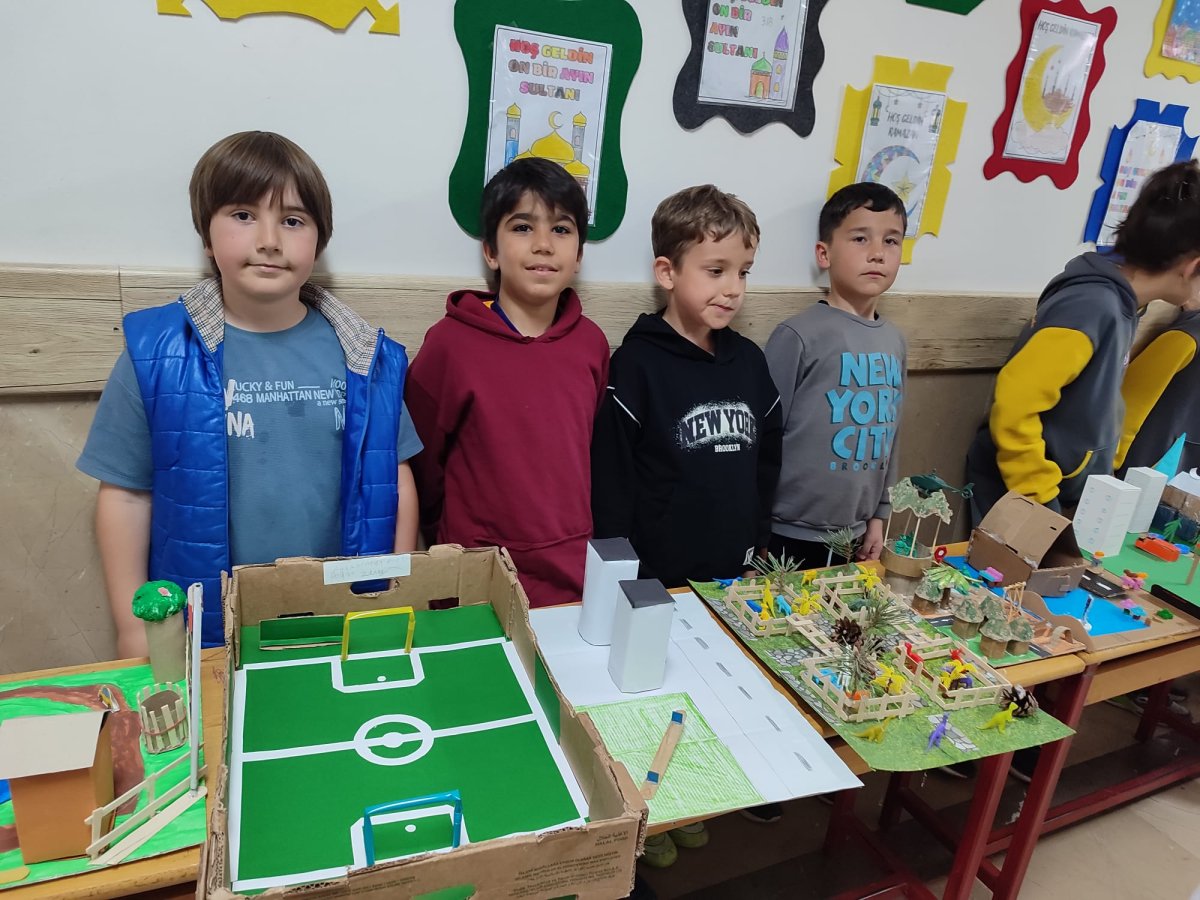 Erzincan’da Minik Ellerden Geri Dönüşüm Sergisi: Atık Malzemeler Sanat Eserine Dönüştü