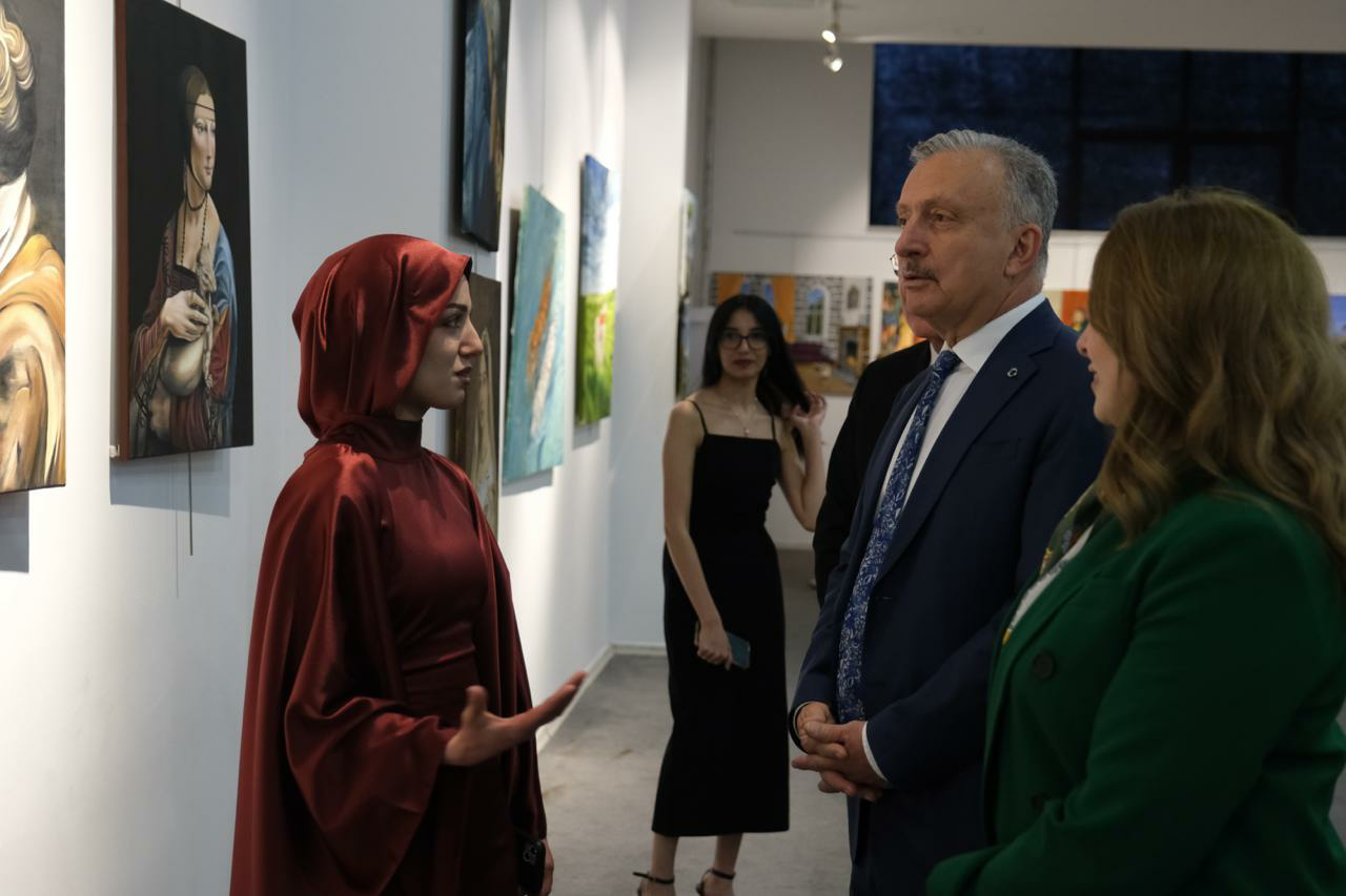 Genç Sanatçılar Eserlerini Sergiledi: Rektör LEVENT’ten Tam Not