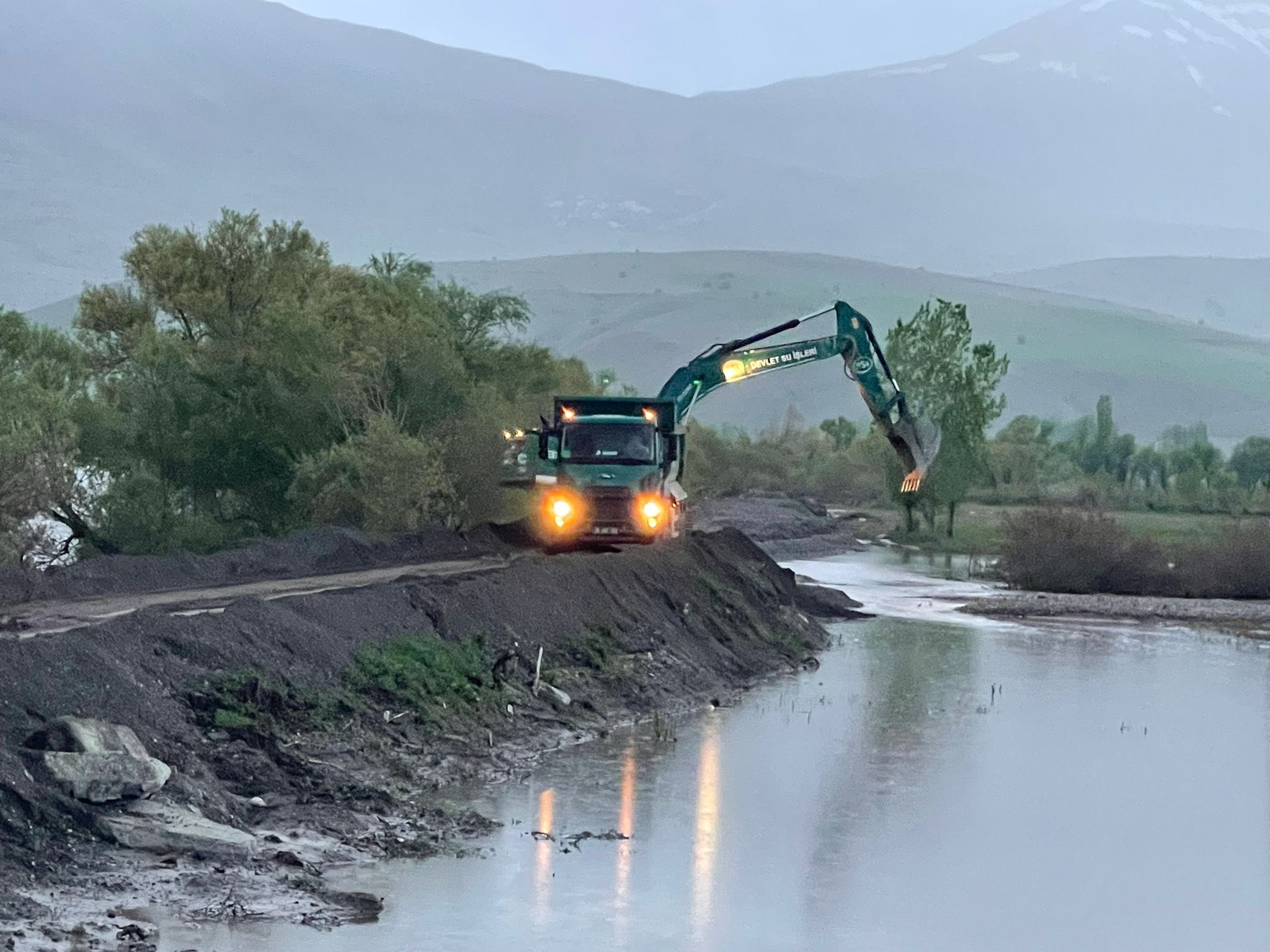 Kargın Beldesi’nde Karasu Nehri Sedde Yükseltme Çalışmaları Sürüyor